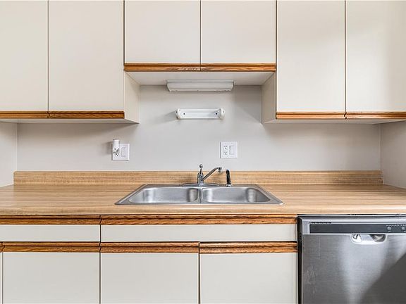 5th image of 3 Village Ct Unit 3