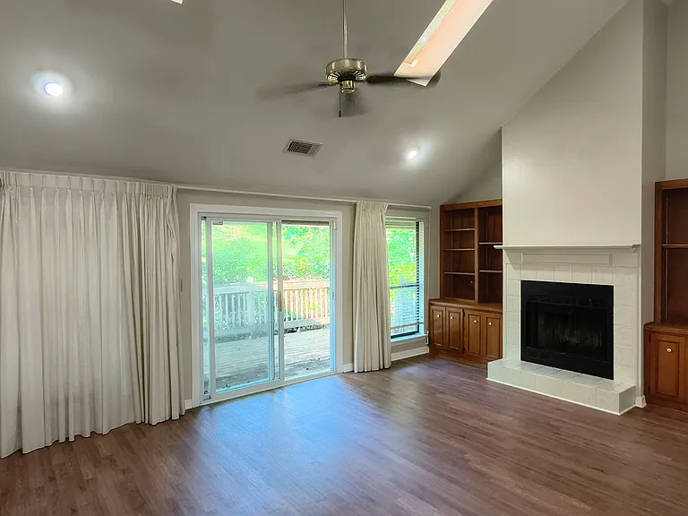 47 Lake Shore Dr — Photo 2