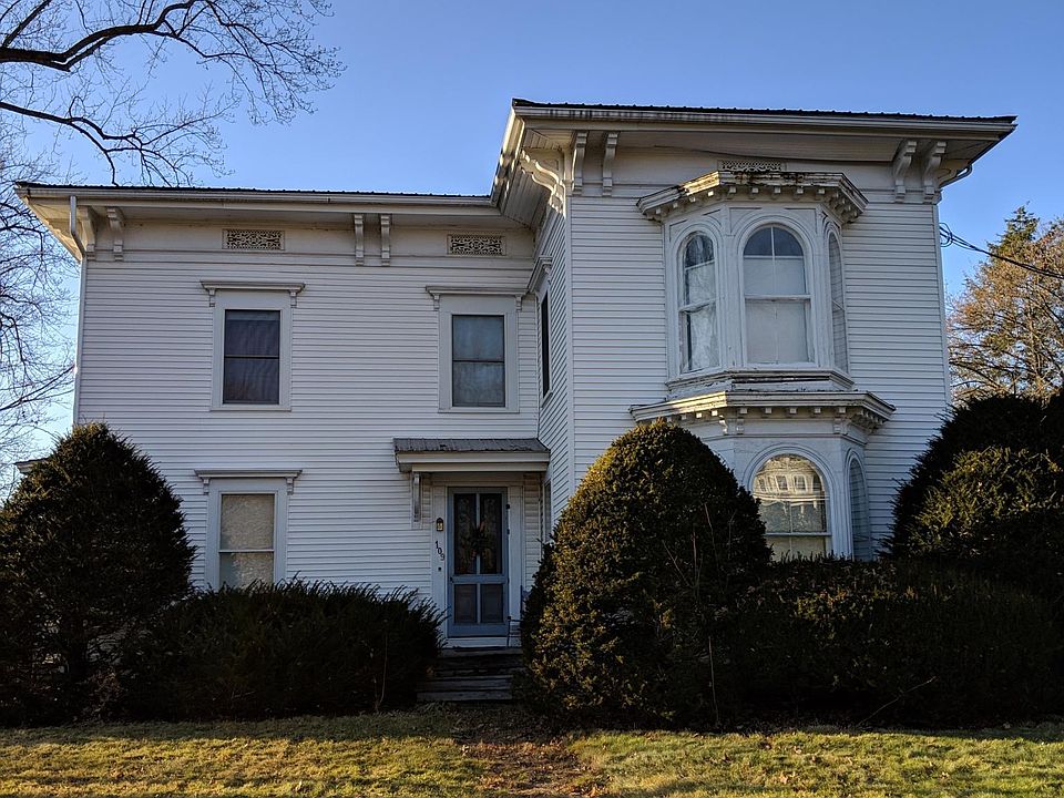Front of apartment house (109 College St.) 2A Leahey is located at the back right side of the building.