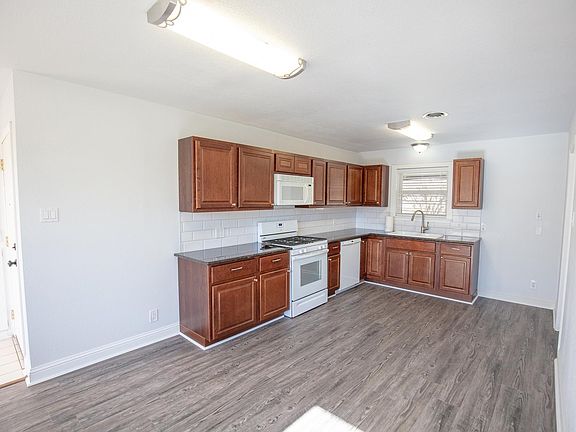 5th image of 617 Hawthorne Ln