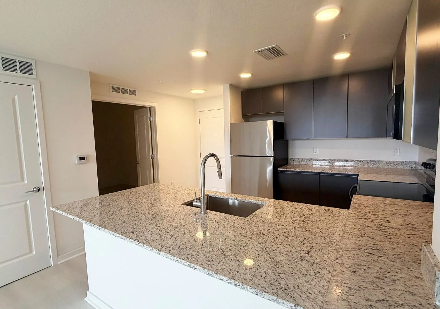 Luxury Condo in Millenia — Photo 4