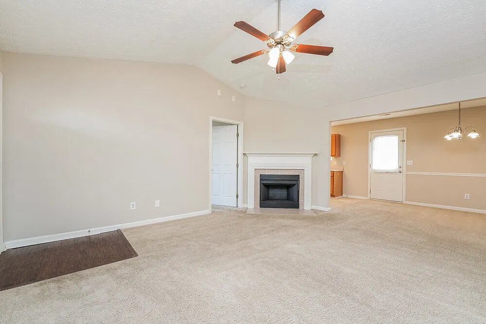 3 bed, 2.0 bath, 1216 sqft, $2,340 — Photo 4