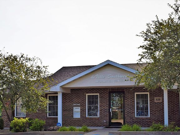 2nd image of 827 Southwest Blvd #P