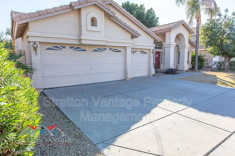 4 bed, 2.5 bath, 2400 sqft, $2,700 — Photo 4