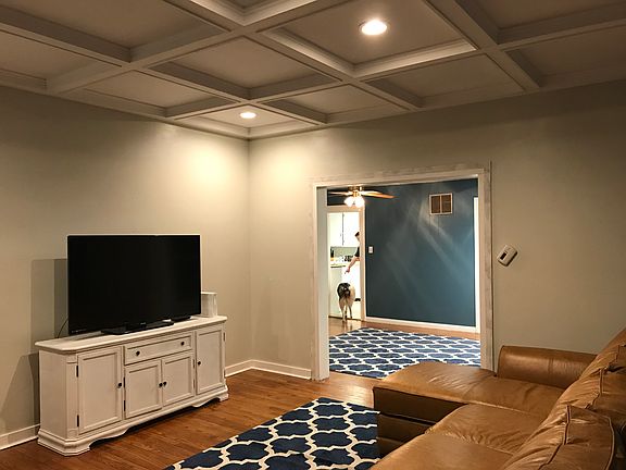 5th image of 305 E Walnut St