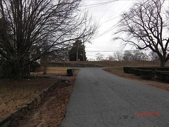 5th image of 124 Woodlawn Ave