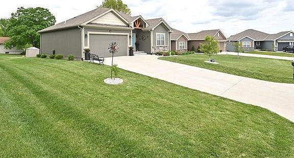 3rd image of 306 Fairview Cir
