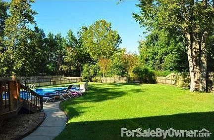 Master bed room
						:
						Large master bed room over looks back yard. Attached bath with jetted tub