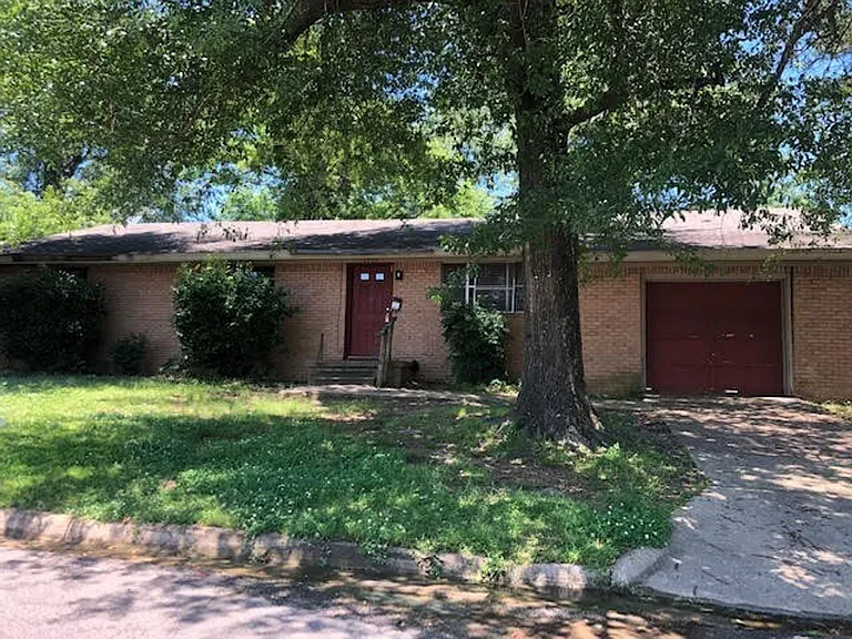 1295 E Houston St — Photo 2