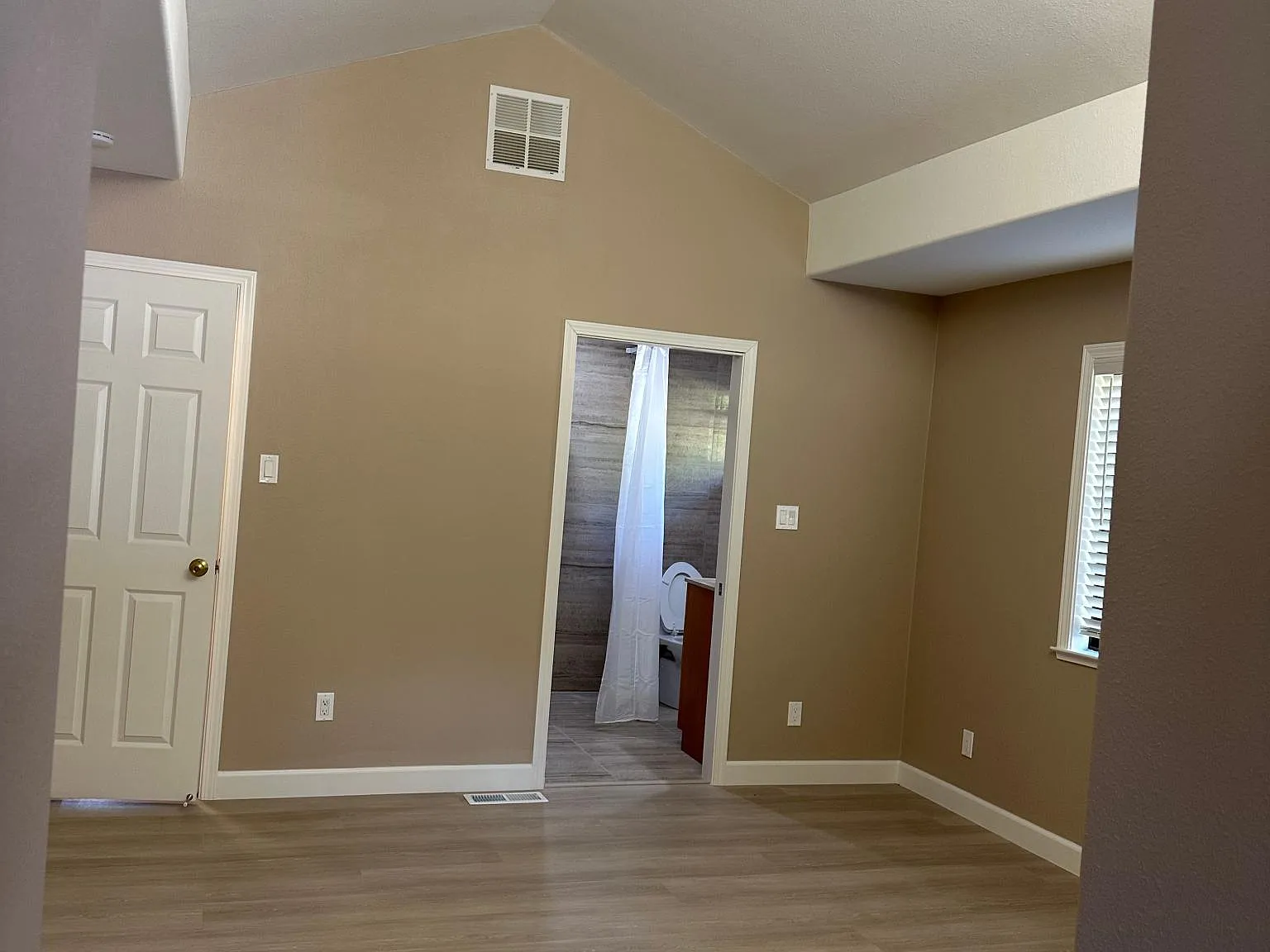 3 bed, 2025 sqft, $5,500 — Photo 3