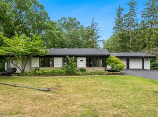 15 Skyline Dr, Moreland Hills, OH 44022