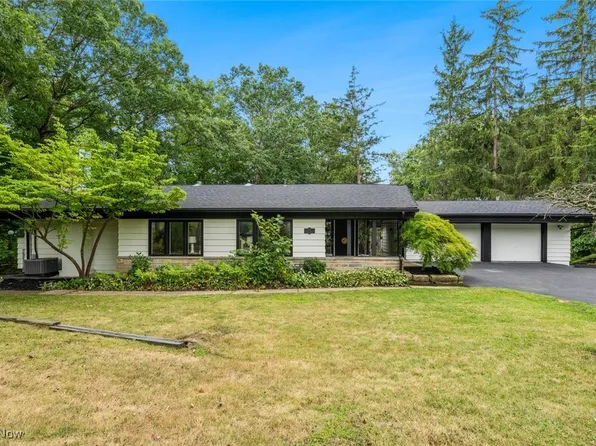 15 Skyline Dr, Moreland Hills, OH 44022