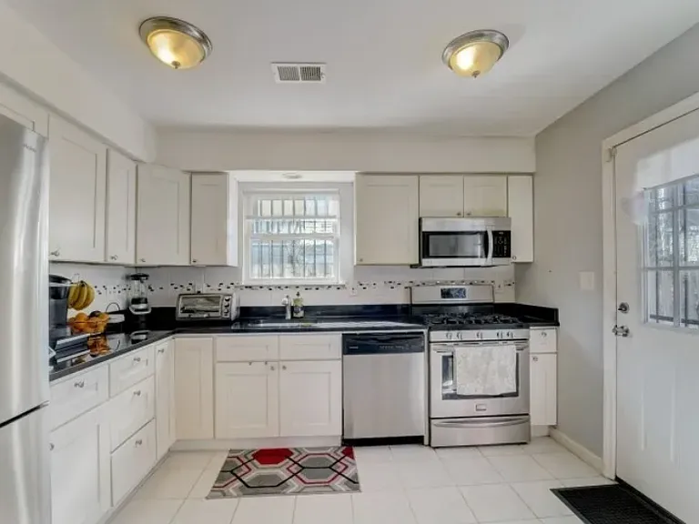 453 S 17th St — Photo 12