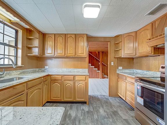 3rd image of 860 W Turner St
