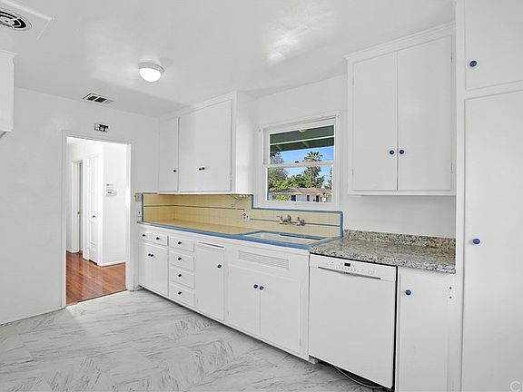4th image of 386 Saint Bonaventure Ave