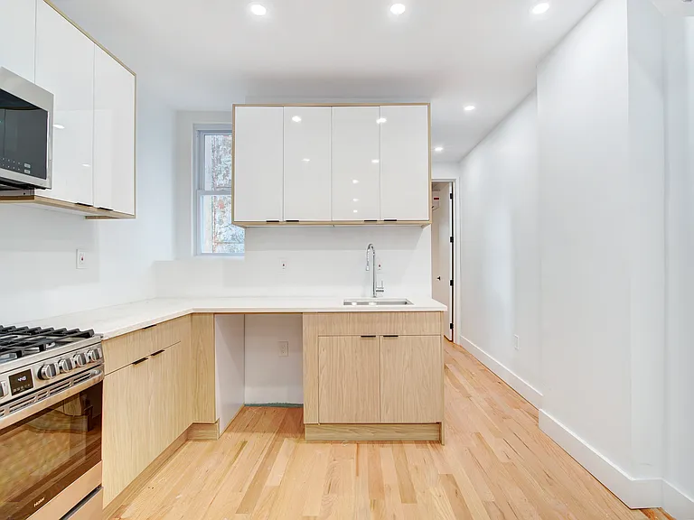 151 Williams Ave #2L — Photo 2