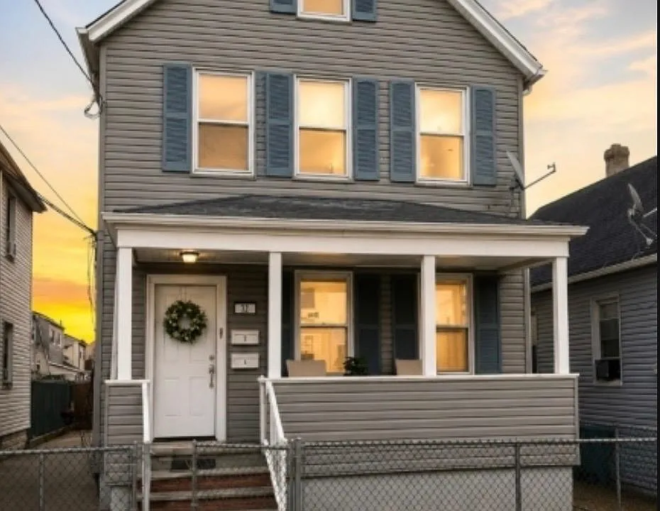 32 Edwin St #2