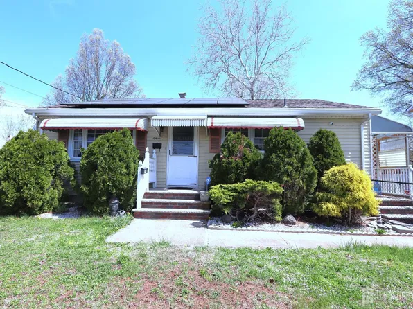 89 Oak Ln, Edison, NJ 08817