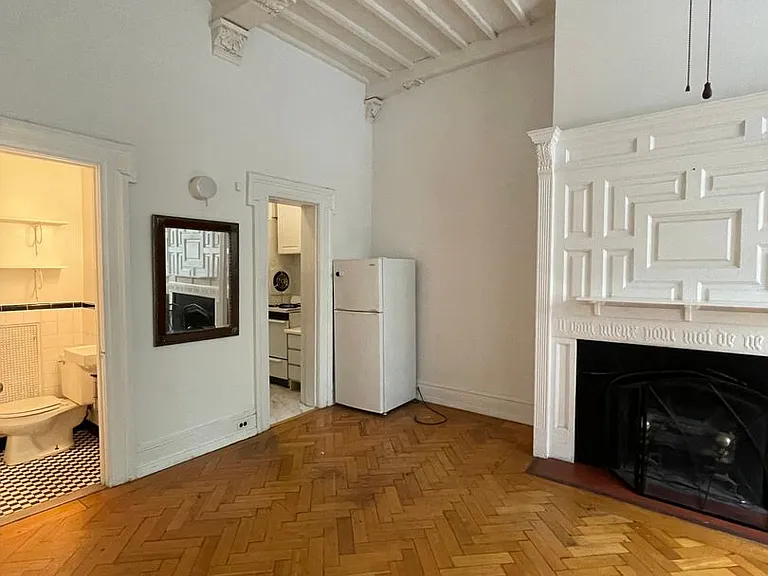 2211-13-15 Spruce Street — Photo 9