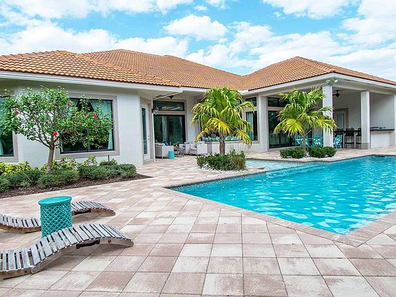 Dahlia Model Home Lanai and Pool