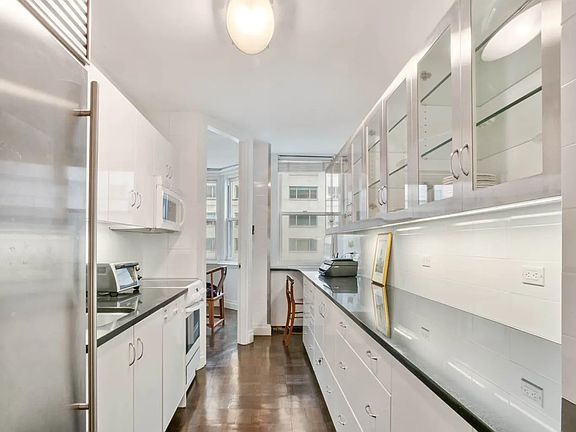 5th image of 176 E 71st St APT 14E