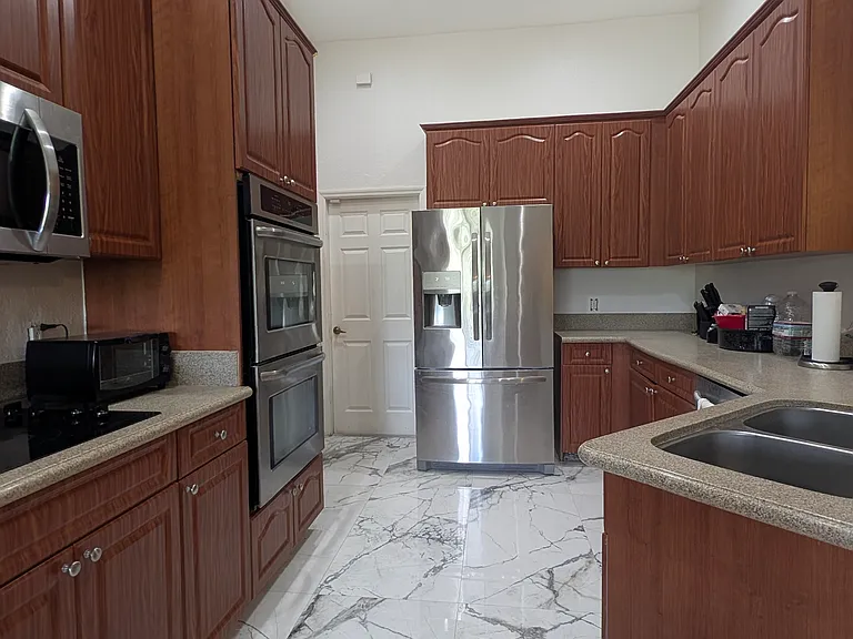 612 Columbus Blvd — Photo 2