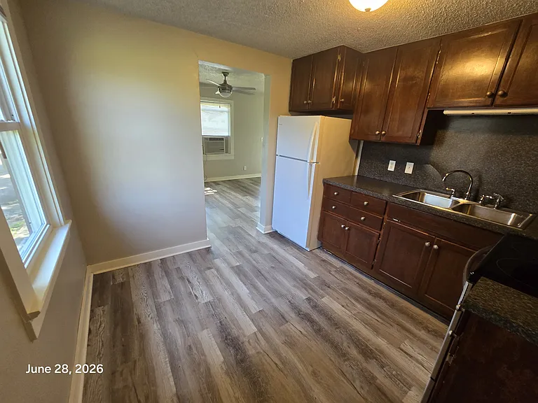 307 W Rollins Pl — Photo 5