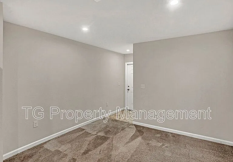 5958 Creekside Crossing Dr — Photo 2