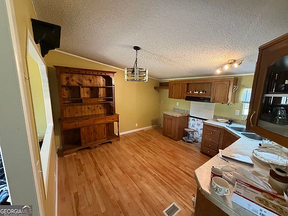 4th image of 833 Twin Oaks Rd