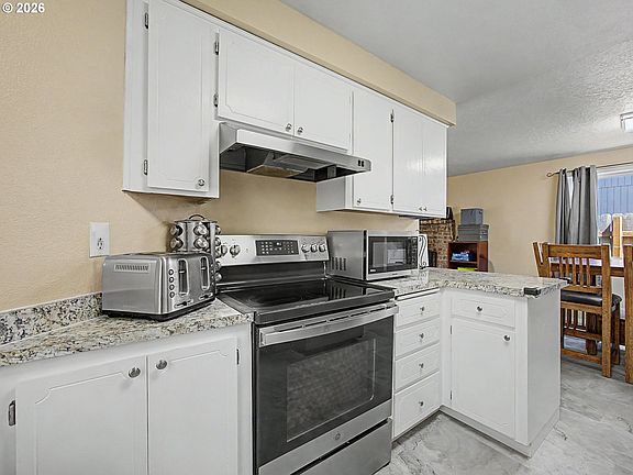 5th image of 13725 SE Center St