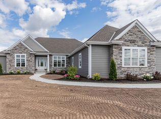 W263N6102 Ridge Dr, Sussex, WI 53089