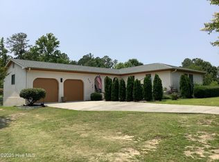 214 Horseshoe Ln, Burgaw, NC 28425
