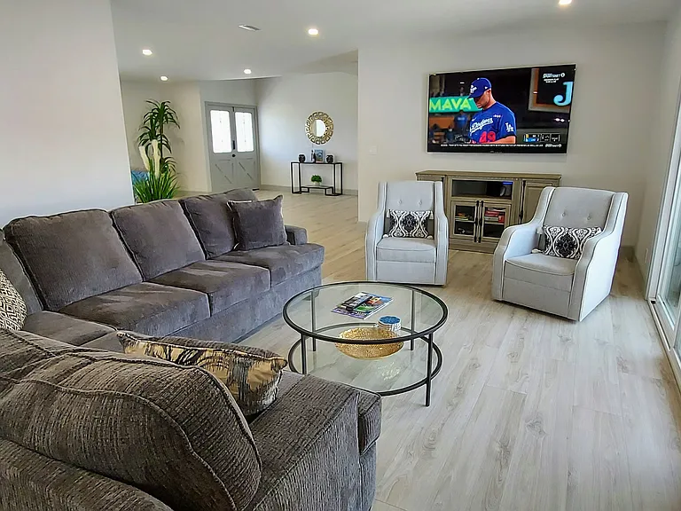 17 Maxine Dr — Photo 3