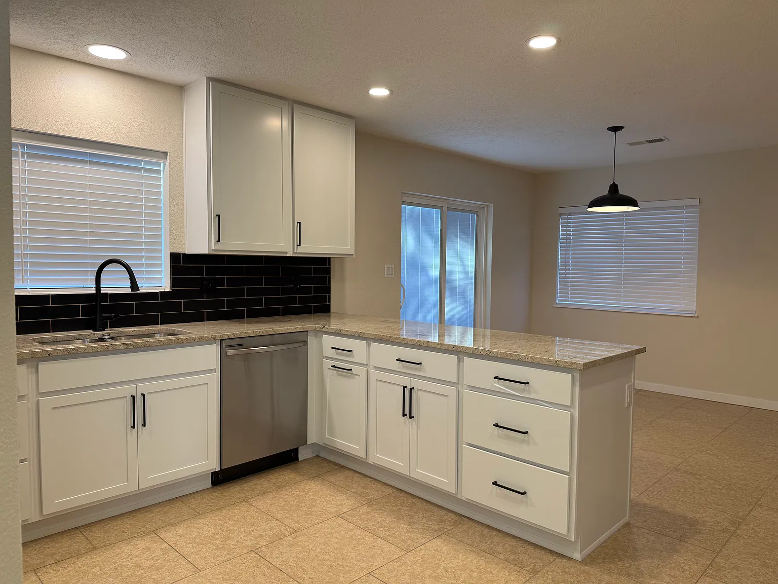 3 bed, 2.5 bath, 1659 sqft, $2,200 — Photo 3