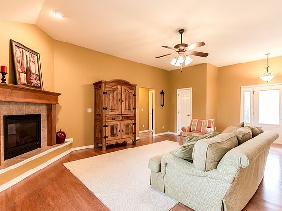 4th image of 9 Elizabeth Dr