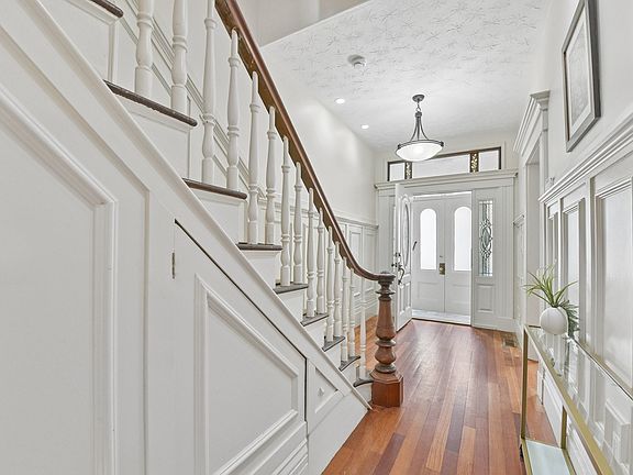 3rd image of 350 Washington St