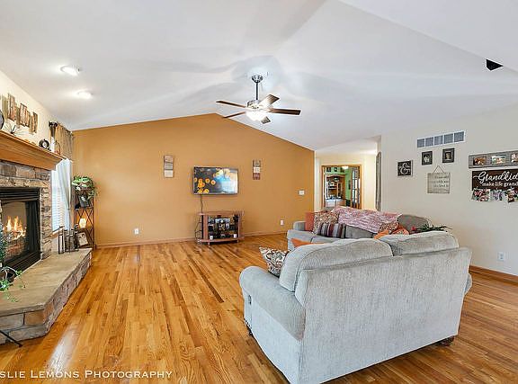 4th image of 553 S Geneva St