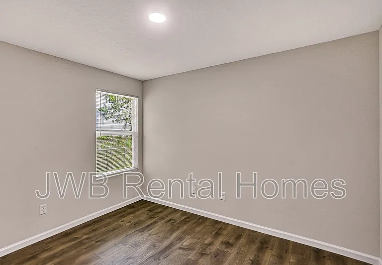 1159 W 21st St — Photo 7