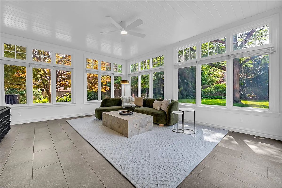 3 bed, 3.5 bath, 3328 sqft, $12,500 — Photo 4
