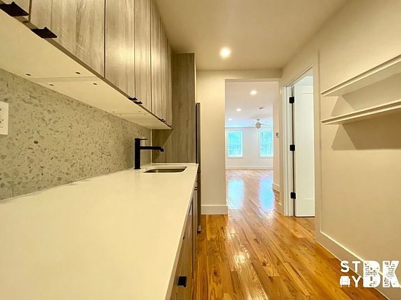 3rd image of 43 Vernon Ave APT 2