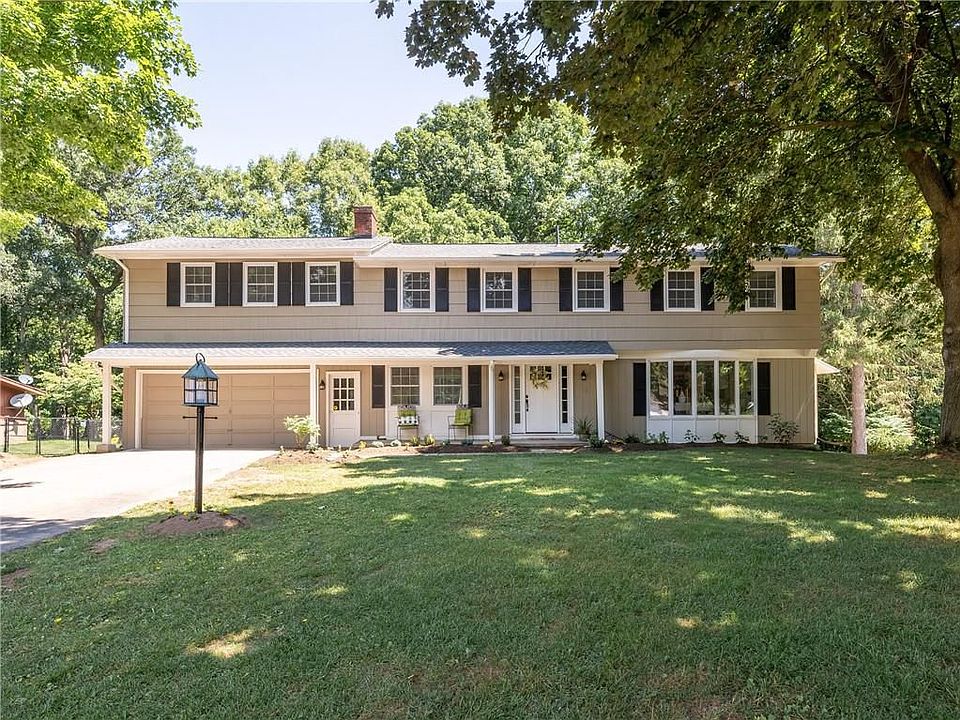 1st image of 27 Rollingwood Dr