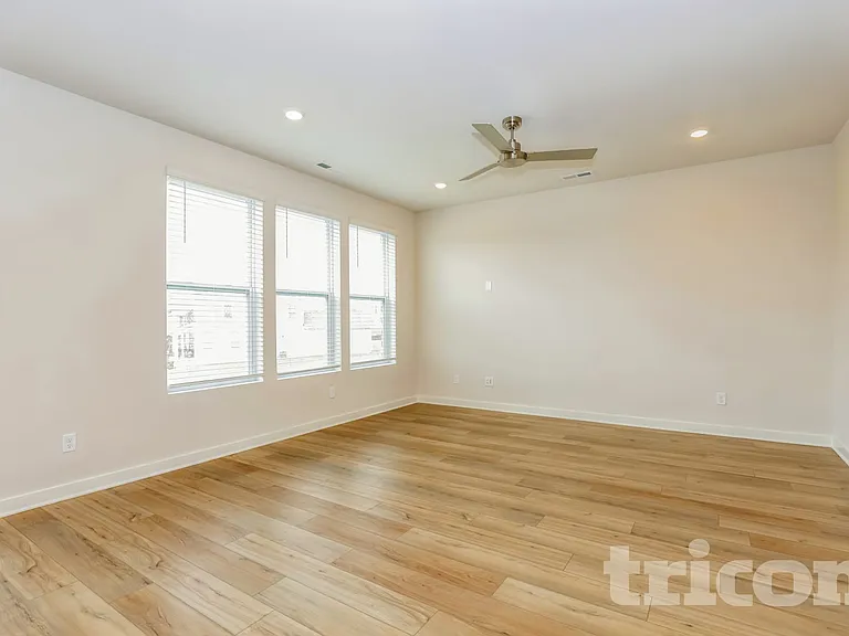 7016 Park Knoll Ln — Photo 3