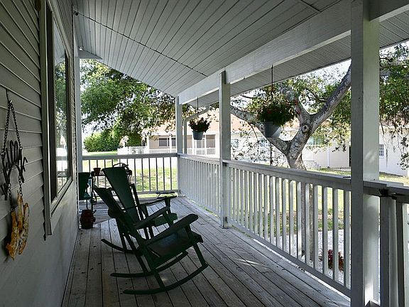 3rd image of 1932 Cove Ct