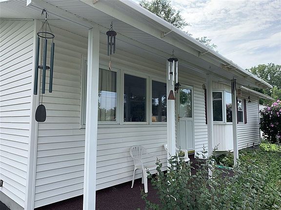 5th image of 21 Davis Dr