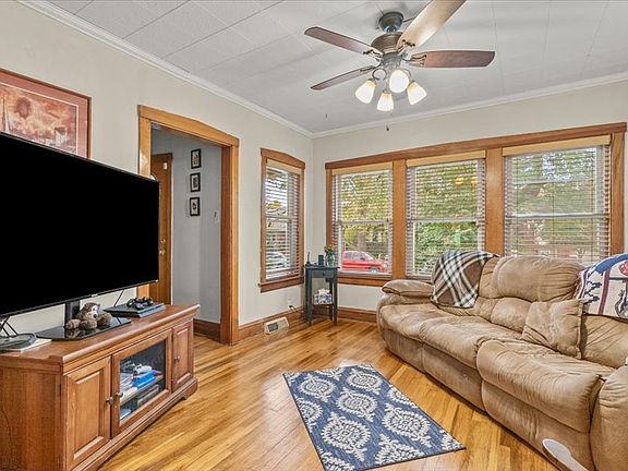 5th image of 2627 Clarence Ave