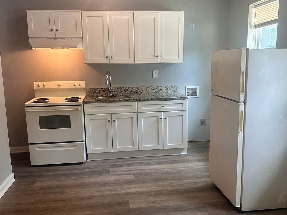 Kitchen with washer & dryer hook ups