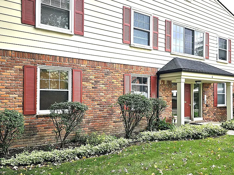 739 W Maple Rd — Photo 2