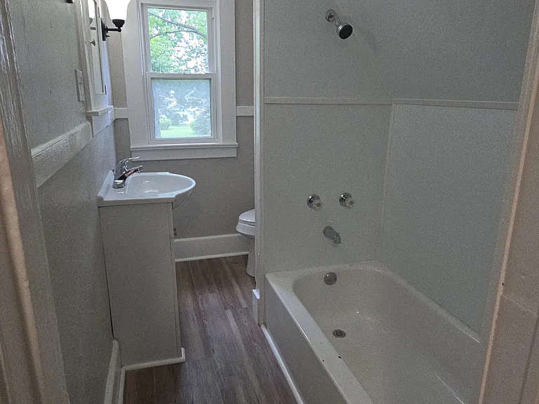 3827 1/2 Lockwood Ave — Photo 8
