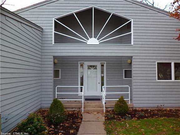 3rd image of 28 Kingswood Dr
