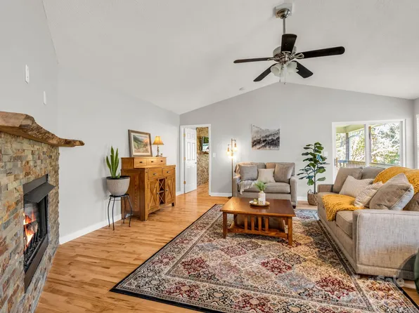 110 Creeks End Cir, Mills River, NC 28759